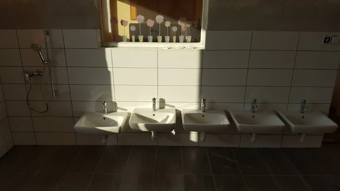 Umyvadla v sanitárním zázemí – fotografie realizace Marek Osička